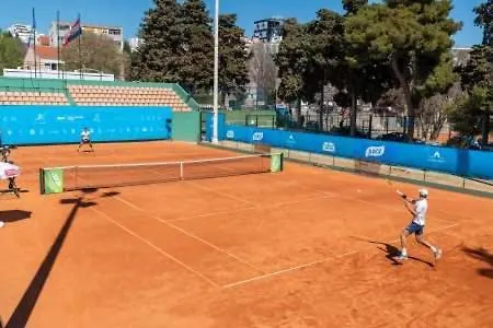 Apartment Tennis Court Split